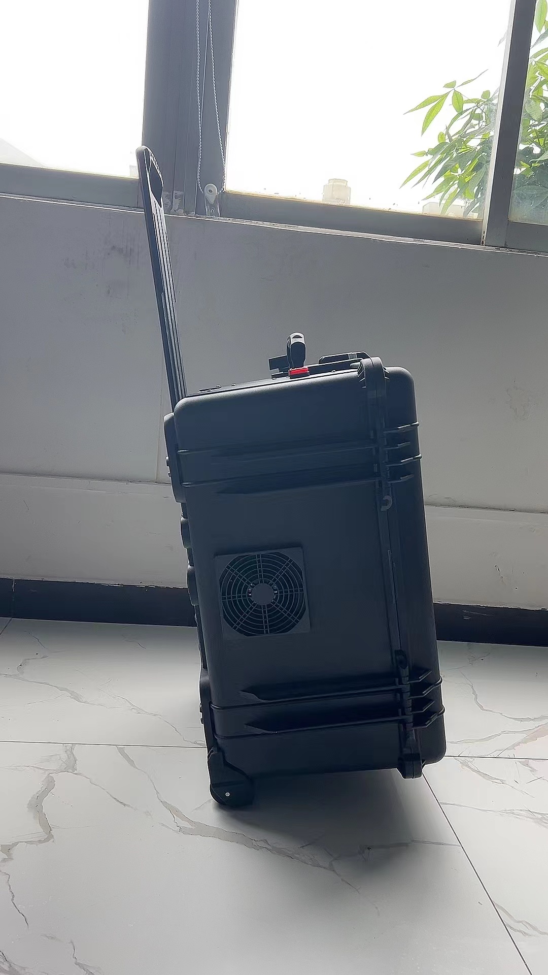 卧龙手拉箱型移动通信干扰器